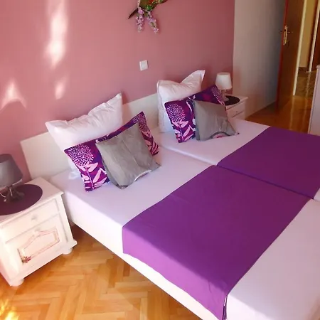 Veronika *